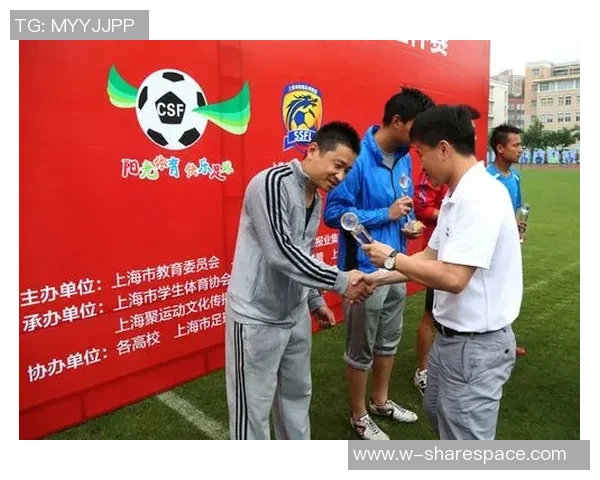 上海足球队在杯赛积分榜上以60分稳居第一名展现强劲实力 上海足球队在杯赛积分榜上以60分稳居第一名展现强劲实力