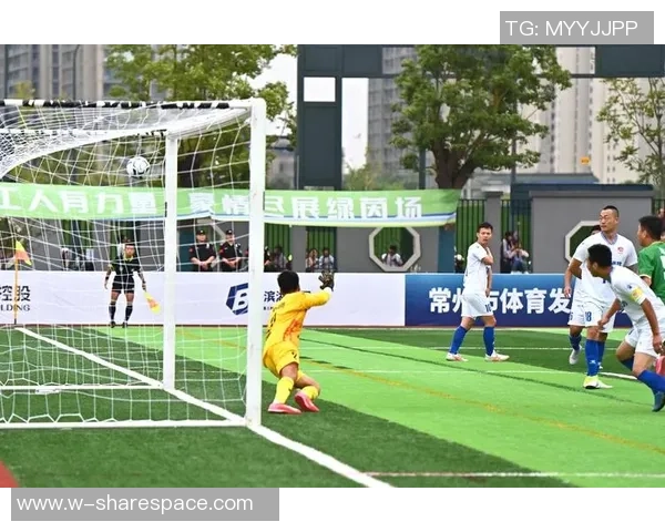 足球明星骑行探险体验单车与绿茵场的激情碰撞